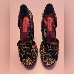 Betsey Johnson Women’s 
Leopard Print Heels
Size 6.5